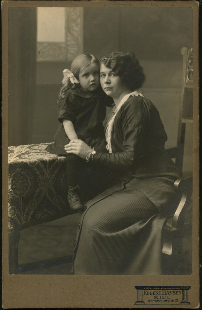 A monochrome photographic portrait from between 1865 and the 1920s taken by Eggert Hansen, Holtenauerstraße 31, Kiel