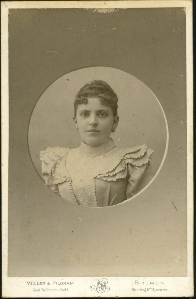 A monochrome photographic portrait from between 1865 and the 1920s taken by Müller & Pilgrim, formerly Emil Tiedemann, Richtweg 12, Bremen