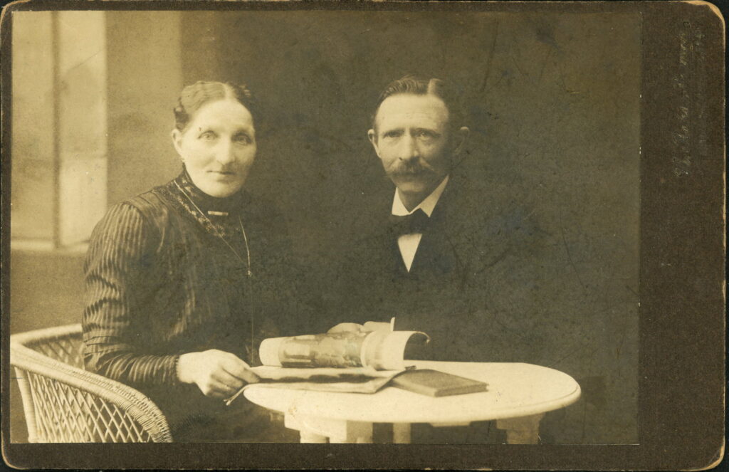 A monochrome photographic portrait from between 1865 and the 1920s taken by Th. Rohse, Waller-Heerstraße 31a, Bremen