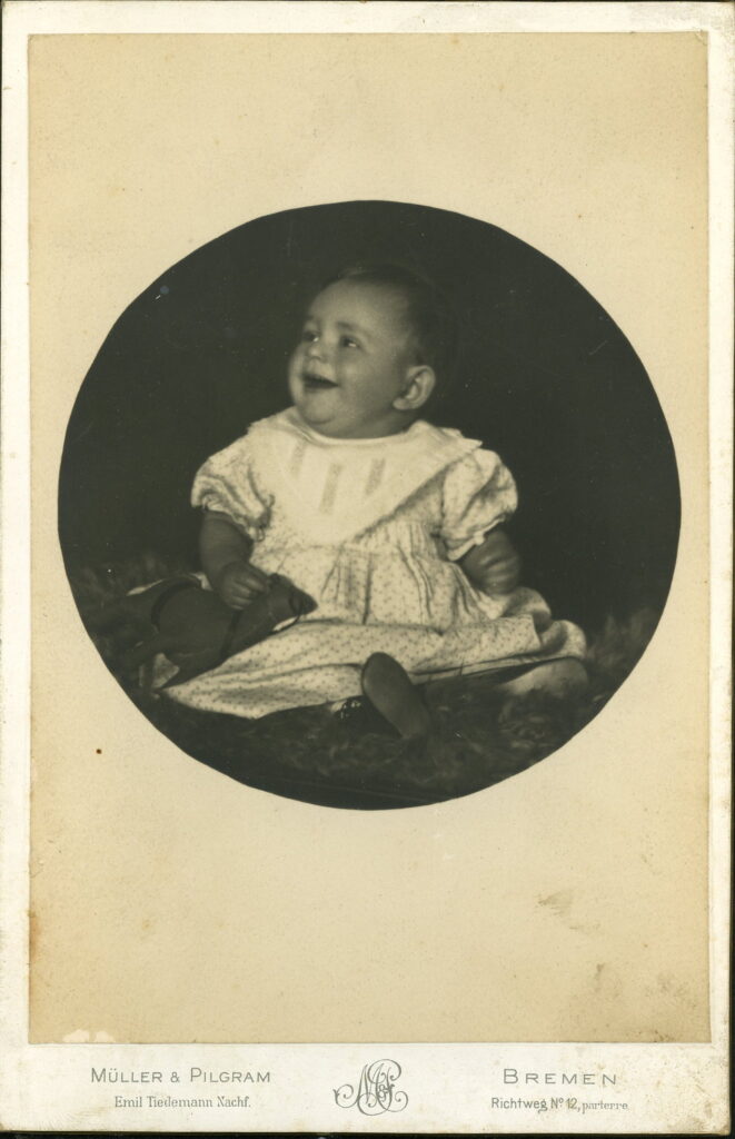 A monochrome photographic portrait from between 1865 and the 1920s taken by Müller & Pilgrim, formerly Emil Tiedemann, Richtweg 12, Bremen