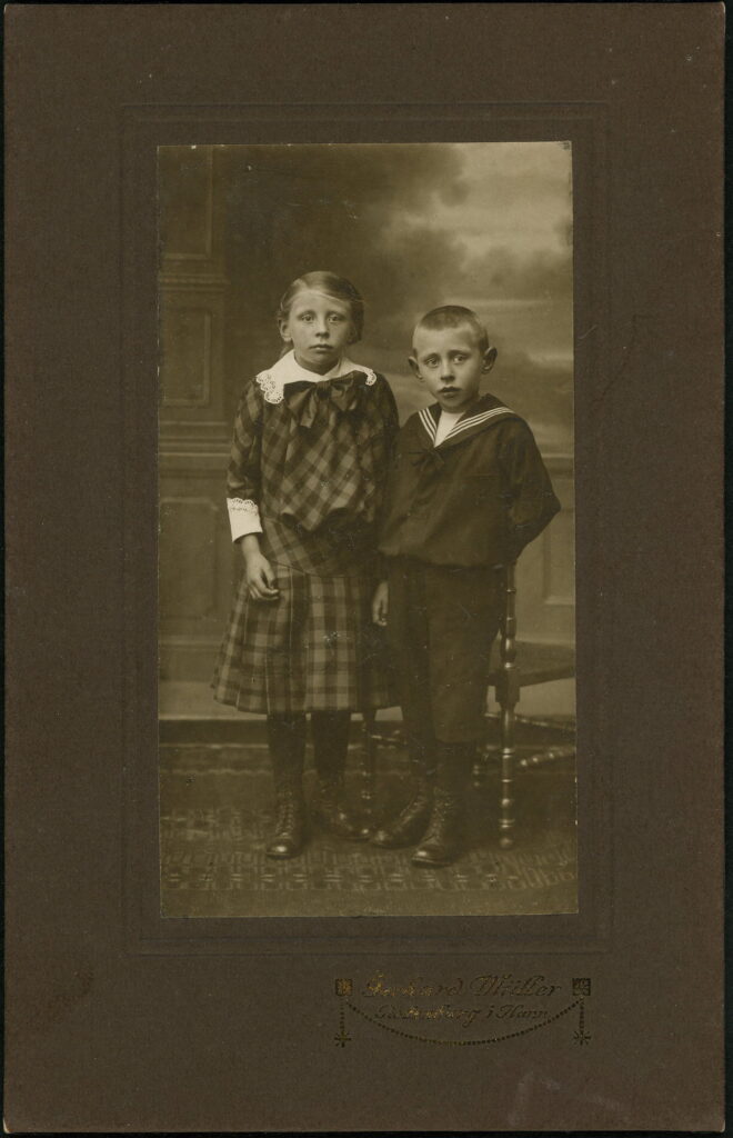 A monochrome photographic portrait from between 1865 and the 1920s taken by Gerhard Müller, Rotenburg i. Hann