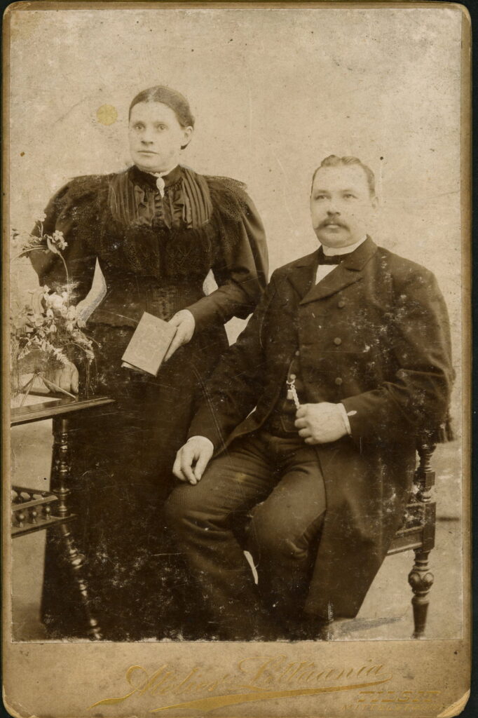 A monochrome photographic portrait from between 1865 and the 1920s taken in Atelier Littuania, Mittelstraße 15, Tilsit