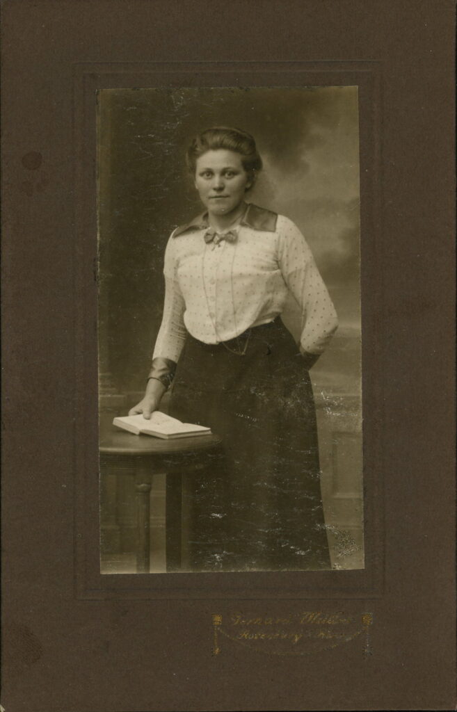 A monochrome photographic portrait from between 1865 and the 1920s taken by Gerhard Müller, Rotenburg i. Hann
