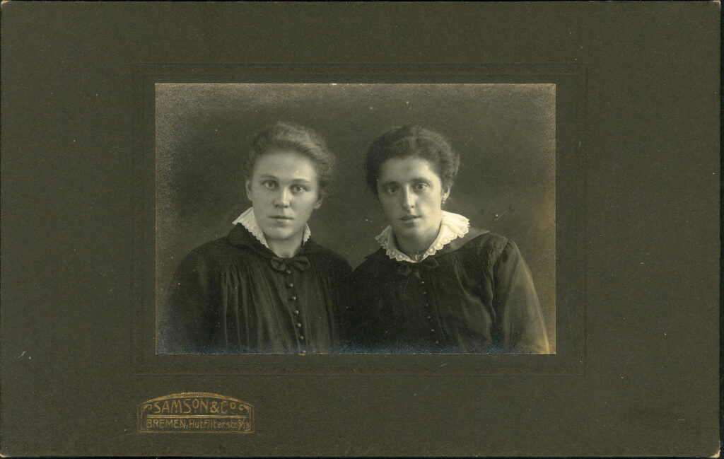 A monochrome photographic portrait from between 1865 and the 1920s taken by Samson & Co., Hutfilterstraße 9 / 13, Bremen