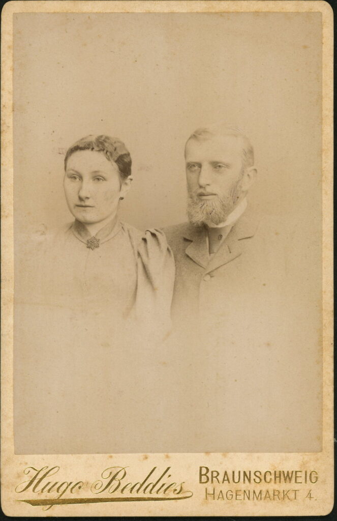 A monochrome photographic portrait from between 1865 and the 1920s taken by Hugo Beddies, Hagenmarkt 4, Braunschweig
