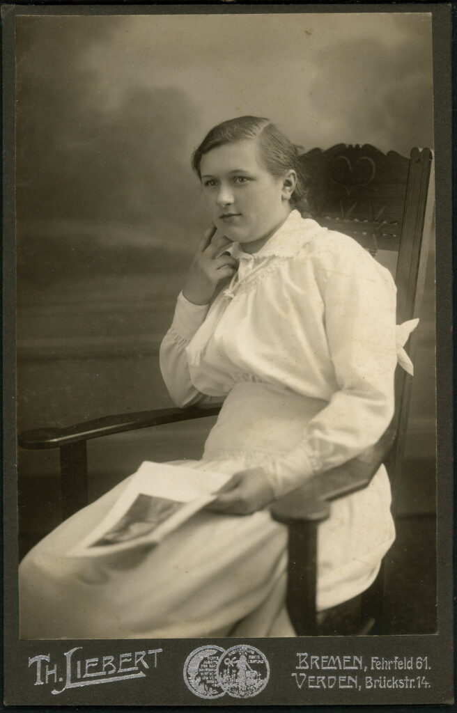 A monochrome photographic portrait from between 1865 and the 1920s taken by Th. Liebert, Fehrfeld 61, Bremen and Brückstraße 14, Verden